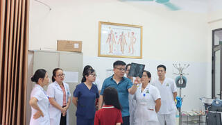 BỆNH VIỆN Y HỌC CỔ TRUYỀN TỈNH LÀO CAI TỔ CHỨC LỚP TẬP HUẤN VÀ TIẾP NHẬN CHUYỂN GIAO KỸ THUẬT “CHÂM CỨU CHUYÊN SÂU ĐIỀU TRỊ TAI BIẾN MẠCH MÁU NÃO”