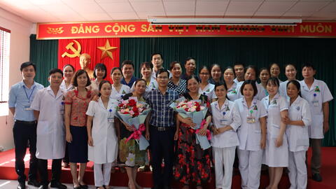 Bệnh viện Y học cổ truyền Lào Cai gặp mặt, chia tay viên chức về hưu theo chế độ