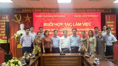 Bệnh viện YHCT Lào Cai thăm và làm việc tại Học viện YDHCT Việt Nam