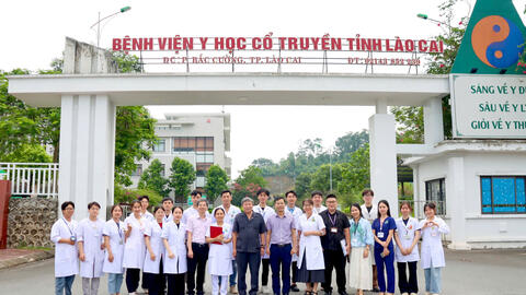 Đoàn công tác Học viện Y Dược học cổ truyền Việt Nam làm việc tại Bệnh viện Y học cổ truyền Lào Cai