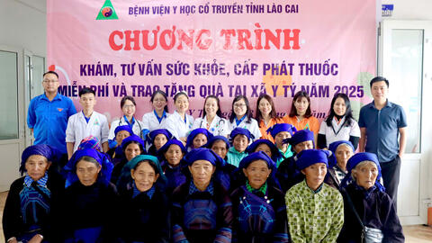 BỆNH VIỆN Y HỌC CỔ TRUYỀN TỈNH LÀO CAI KHÁM, TƯ VẤN SỨC KHOẺ, PHÁT THUỐC MIỄN PHÍ VÀ TẶNG QUÀ CHO NGƯỜI DÂN XÃ Y TÝ
