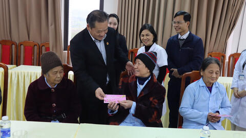 ĐOÀN CÔNG TÁC TỈNH LÀO CAI THĂM, TẶNG QUÀ TẠI BỆNH VIỆN Y HỌC CỔ TRUYỀN TỈNH