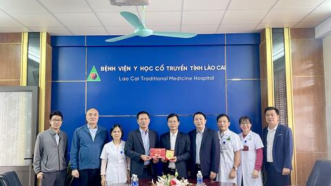 PGS.TS Trần Văn Thanh - Giám đốc Bệnh viện Châm cứu Trung ương thăm và làm việc tại Bệnh viện Y học cổ truyền tỉnh Lào Cai.