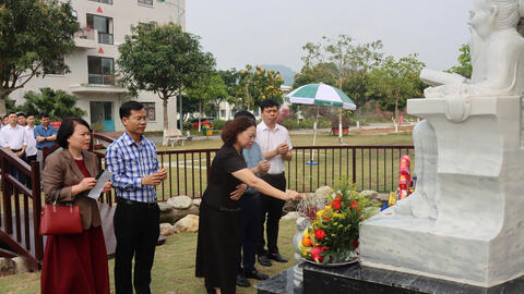 Bệnh viện Y học cổ truyền tỉnh Lào Cai dâng hương tưởng niệm 235 năm ngày mất Đại Y tôn Hải Thượng Lãn Ông.