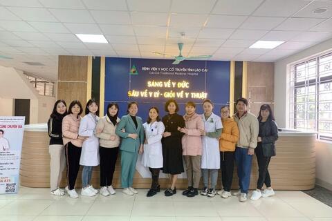 Bệnh viện Y học cổ truyền Lào Cai tổ chức khám, chăm sóc sức khỏe miễn phí cho cán bộ, giáo viên, nhân viên trường THCS Vạn Hòa