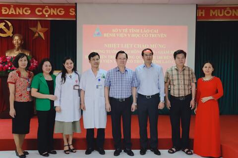 Trung tướng GS.TS Mai Hồng Bàng - Giám đốc Bệnh viện Trung ương Quân đội 108 thăm và khảo sát tại Bệnh viện Y học cổ truyền tỉnh Lào Cai