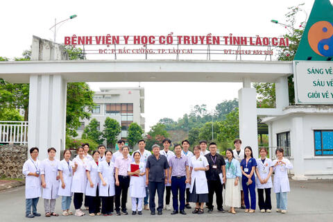 Đoàn công tác Học viện Y Dược học cổ truyền Việt Nam làm việc tại Bệnh viện Y học cổ truyền Lào Cai