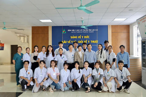 CHIA TAY KHÓA SINH VIÊN THỰC TẬP CỦA HỌC VIỆN Y DƯỢC CỔ TRUYỀN VIỆT NAM TẠI BỆNH VIỆN Y HỌC CỔ TRUYỀN TỈNH LÀO CAI