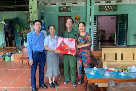 BỆNH VIỆN YHCT TỈNH LÀO CAI TỔ CHỨC THĂM HỎI, TẶNG QUÀ GIA ĐÌNH VIÊN CHỨC CÓ THÂN NHÂN LÀ THƯƠNG BINH, LIỆT SĨ NHÂN NGÀY 27/7