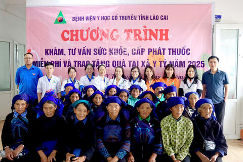 BỆNH VIỆN Y HỌC CỔ TRUYỀN TỈNH LÀO CAI KHÁM, TƯ VẤN SỨC KHOẺ, PHÁT THUỐC MIỄN PHÍ VÀ TẶNG QUÀ CHO NGƯỜI DÂN XÃ Y TÝ