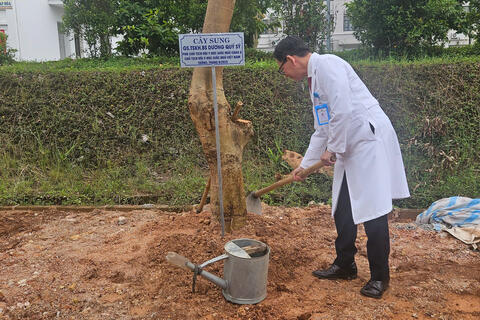 HOẠT ĐỘNG CỦA GIÁO SƯ, TIẾN SĨ KHOA HỌC DƯƠNG QUÝ SỸ TẠI BỆNH VIỆN Y HỌC CỔ TRUYỀN TỈNH LÀO CAI