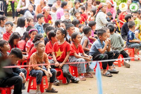 KHÁM BỆNH TÌNH NGUYỆN VÀ TRAO QUÀ “TRUNG THU CHO EM” TẠI XÃ MƯỜNG BO