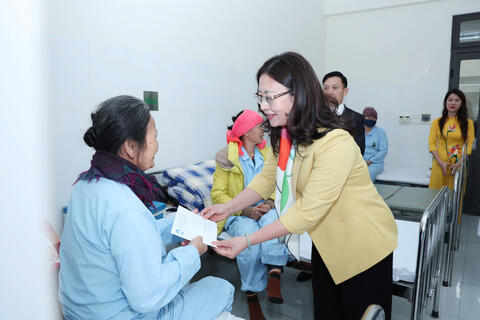 Đồng chí Phó Bí thư Tỉnh ủy, Chủ tịch Ủy ban MTTQ Việt Nam tỉnh thăm, tặng quà bệnh nhân tại Bệnh viện Y học cổ truyền tỉnh Lào Cai