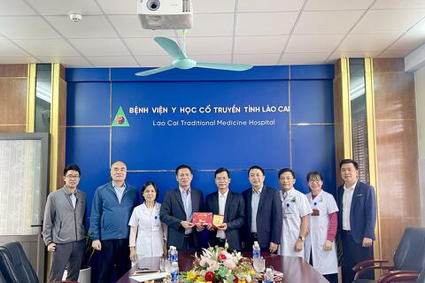 PGS.TS Trần Văn Thanh - Giám đốc Bệnh viện Châm cứu Trung ương thăm và làm việc tại Bệnh viện Y học cổ truyền tỉnh Lào Cai.