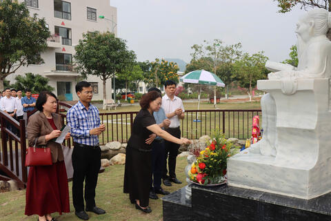 Bệnh viện Y học cổ truyền tỉnh Lào Cai dâng hương tưởng niệm 235 năm ngày mất Đại Y tôn Hải Thượng Lãn Ông.