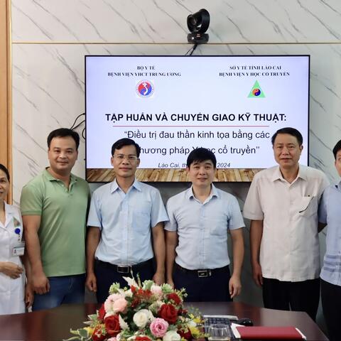 BỆNH VIỆN Y HỌC CỔ TRUYỀN LÀO CAI TẬP HUẤN VÀ TIẾP NHẬN KỸ THUẬT “ĐIỀU TRỊ ĐAU THẦN KINH TOẠ BẰNG PHƯƠNG PHÁP YHCT”
