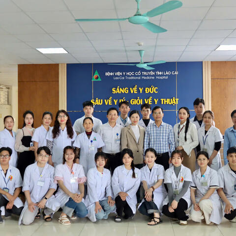 CHIA TAY KHÓA SINH VIÊN THỰC TẬP CỦA HỌC VIỆN Y DƯỢC CỔ TRUYỀN VIỆT NAM TẠI BỆNH VIỆN Y HỌC CỔ TRUYỀN TỈNH LÀO CAI