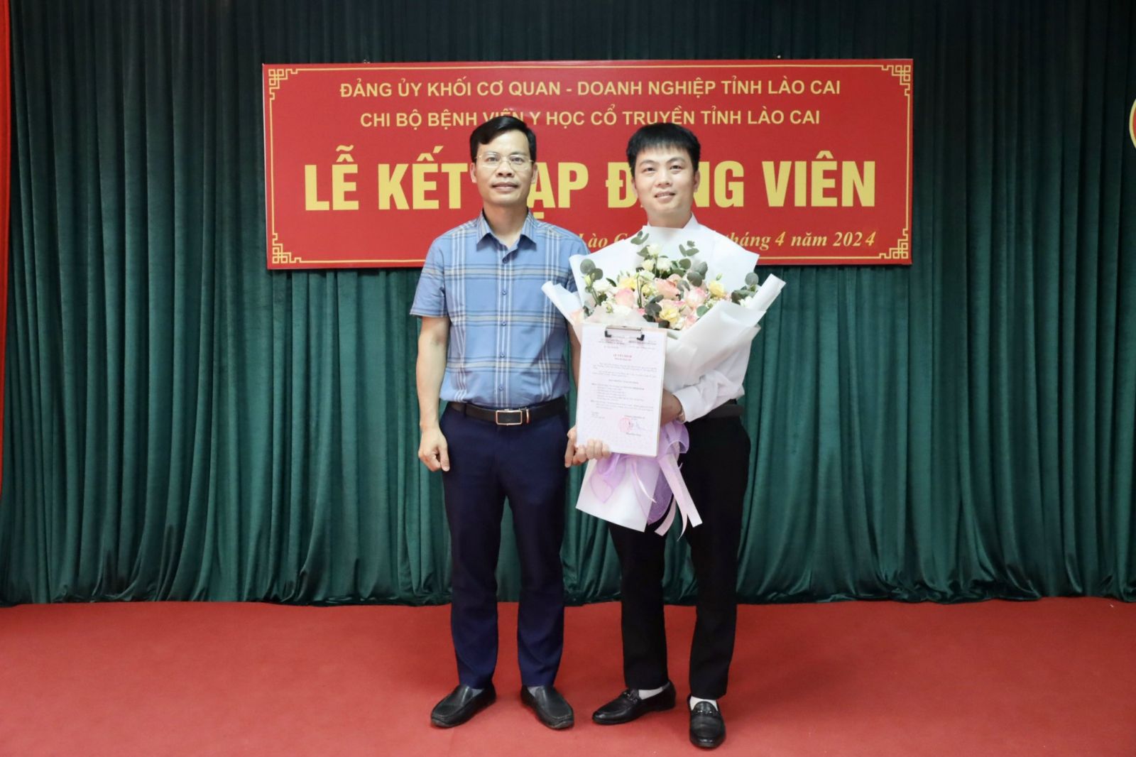 Đ/c Mai Xuân Trung - Bí thư Chi bộ Bệnh viện YHCT Lào Cai trao Quyết định kết nạp Đảng viên mới